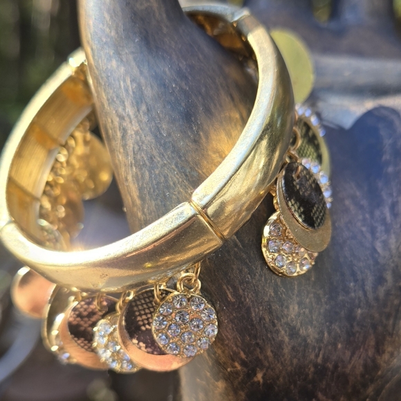 Juicy Couture dangle gold stretch bracelet NEW 8" - Picture 2 of 5